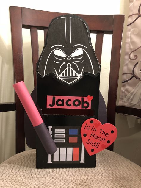 DIY Darth Vader Valentine’s Day card box...this was so fun to make!! My son loved it! Star Wars Valentines Box, Diy Star Wars Gifts, Valentine Card Box, Valentines Wallpaper Iphone, Star Wars Valentines, Diy Valentines Cards, Valentines Gift Bags, Star Wars Diy, Valentine Day Boxes