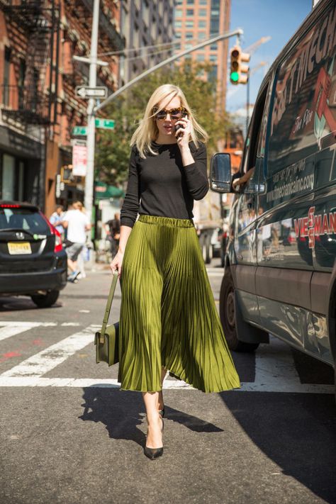 Pleated-Midi-Simple-Three-Quarter-Sleeved-Tee-Matching-Bag-1 Rok Midi, Sukienki Maksi, Green Pleated Skirt, Rok Plisket, Rock Outfit, Stil Inspiration, Ținută Casual, Skirt Outfit, Silk Skirt