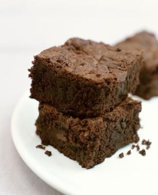 Replace Egg/Oil with 1/2 cup of FF Greek Yogurt - using Ghiradelli Brownie mix - results in 4pt brownies! Low Fat Brownies, Brownie Vegan, Perfect Brownies, Chocolate Chip Brownies, Bean Brownies, Chocolate Fudge Brownies, Protein Brownies, Vegan Brownie, Food Articles