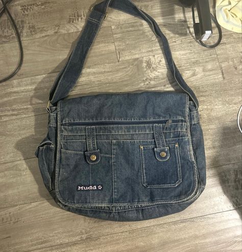 Diy Denim Bag Pattern, Tas Denim, Jean Bag, Diy Messenger Bag, Inside My Bag, Outfit Png, Cool Buttons, Cute Backpacks, Jeans Bag