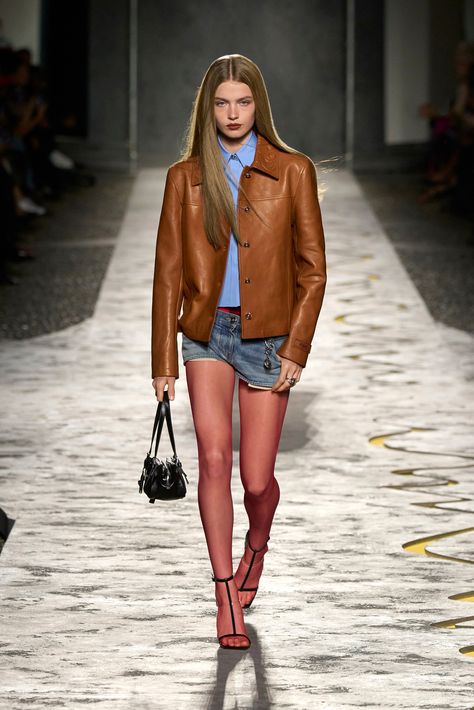 Versace Spring 2025 Ready-to-Wear https://www.vogue.com/fashion-shows/spring-2025-ready-to-wear/versace/slideshow/collection#19 Versace Ss25, Mini Denim Shorts, Versace Spring, Spring 2025, Versace Outfit, Donatella Versace, Pat Mcgrath, Dolce E Gabbana, Short Shorts