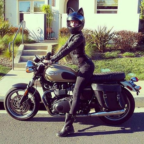 Harley Helmets, Womens Motorcycle Helmets, Chicks On Bikes, Cafe Racer Girl, Female Biker, Motorcycle Types, Hot Bikes, Womens Bike, Cool Motorcycles