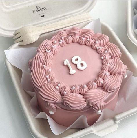 Bento Cake Design 18th Birthday, Bento Cake 18th Birthday, Bento Cake Pink, Pink Bento Cake, 18th Birthday Cake Aesthetic, Bento Cake Aesthetic, Lunchbox Cake, Party Ideas Decoration, 19th Birthday Cakes