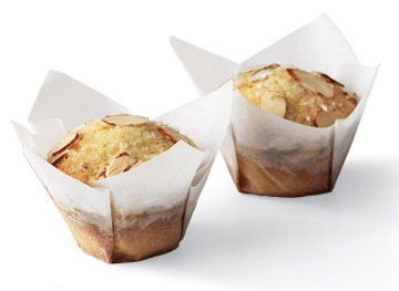 Quick Tip: Use Parchment Paper as Muffin Cup Liners Homemade Cafe, Muffin Liners, Baking Gifts, Paper Cupcake, Muffin Cups, Baking Cups, Mini Muffins, Baking Tips, Parchment Paper