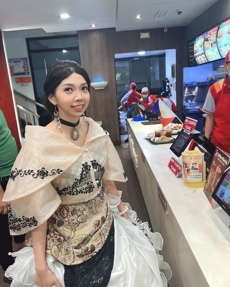 Finally did one of my dream shoots. 🥰💖 Channeling the elegance of our heritage with a Maria Clara gown, a traditional Filipino dress named after José Rizal’s iconic character from the novel Noli Me Tangere. A timeless symbol of Filipino culture and grace. 🌸🇵🇭 #MariaClara Also obligatory @jollibee run after a whole afternoon of shooting content. 🤪 Yipee 🐝 Filipino Culture Traditional Dresses, Maria Clara Gown, Traditional Filipino Dress, Filipino Outfits, Maria Clara Dress, Filipino Traditional Clothing, Filipino Dress, Modern Filipiniana Dress, Filipino Clothing