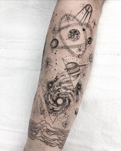 Space Arm Tattoo, Galaxy Tattoo Sleeve, Space Tattoo Sleeve, Ink Tattoo Design, Astronomy Tattoo, Word Tattoo Ideas, Red Tattoo Ideas, Red Ink Tattoo, Astronaut Tattoo