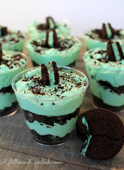 Oreo Parfait, St Patricks Food, Cream Filled Cookies, Mint Desserts, Oreo Dessert Recipes, Green Desserts, Dessert Shooters, Food Project, Mint Oreo