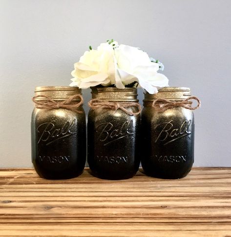 Black And Gold Mason Jar Centerpieces, Black And Gold Table Centerpieces, Gold Centerpieces Diy, Gold Mason Jars Centerpieces, Gold Table Centerpieces, Black And Gold Centerpieces, Gold Glitter Mason Jar, Wedding Decor Black, Jar Centerpiece Wedding