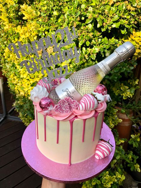 Pink and white prosecco drip cake with chocolate dipped strawberries 🤩 Pretty Birthday Cakes White, Prosecco Birthday Cake, Pink And White Birthday Cake, Wine Theme Cakes, Birthday Cake Wine, Prosecco Cake, Alcohol Birthday Cake, 18th Ideas, Cakes Pretty