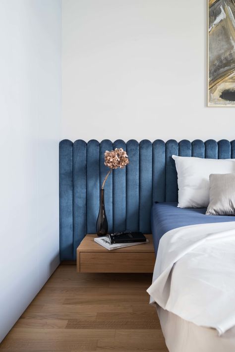 Adopter une tête de lit en velours coloré pour apporter facilement de la chaleur dans une chambre immaculée Interiors Bedroom, White Sheets, Bedroom Retreat, Headboard Designs, Hus Inspiration, Interior Modern, Blue Interior, Blue Bedroom, Classy Chic