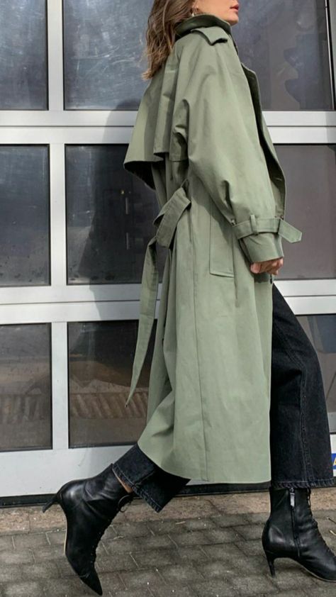 Green Raincoat Outfit, Dark Academia Green, Raincoat Outfit, Green Raincoat, Green Trench Coat, Trench Coat Outfit, Trench Coat Style, Dress Modern, Fashion Vocabulary