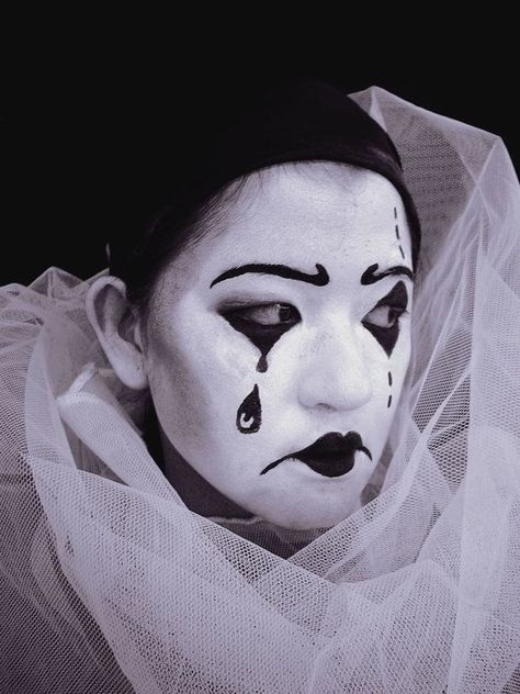 Mime Face, French Clown, Pierrot Costume, Creepy Clown Makeup, Black And White Clown, Clown Face Paint, Mime Makeup, White Face Paint, Pierrot Clown