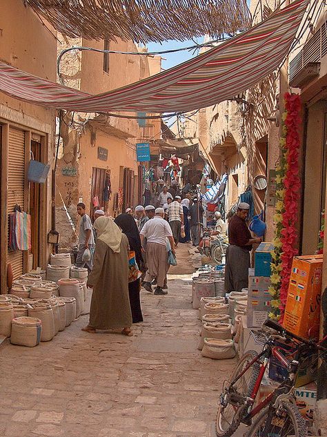 by ALTASENSIBILIDAD on Flickr. Street in Ghardaïa, capital of the Beni M'Zab culture, Algeria. Alley Way, Timur Tengah, Peisaj Urban, Arab Culture, World Cultures, Alam Yang Indah, Africa Travel, Old City, North Africa