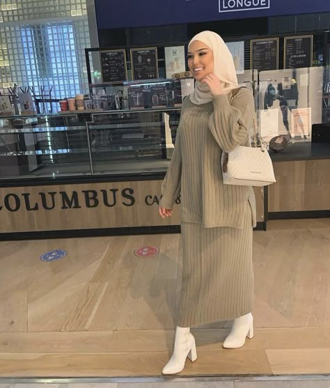 Modest Winter Dress Outfit, Hijab Style Winter Outfit Ideas, Abaya Winter Outfit, Muslim Winter Outfits, Outfit Hijab Winter, Winter Hijabi Outfits, Hijabi Fashion Winter, Winter Hijab Outfits, Modest Outfits Muslim