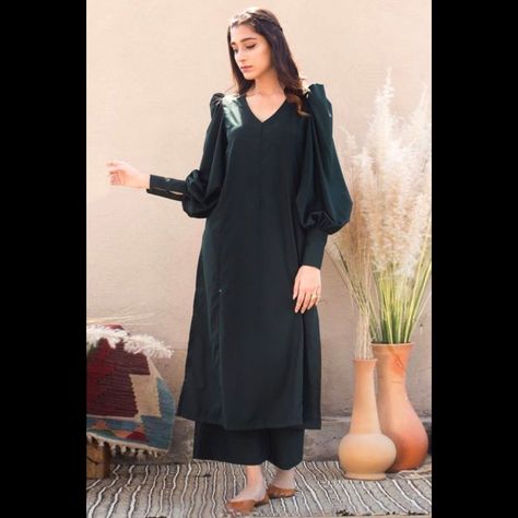 Black outfit idea Pakistani Dresses Casual Simple Stylish 2022, Unique Sleeves Design For Kurti, Designer Party Dresses, Womens Trendy Dresses, Trouser Suit, Casual Indian Fashion, Pakistani Dresses Casual, Pakistani Fashion Party Wear, Beautiful Pakistani Dresses