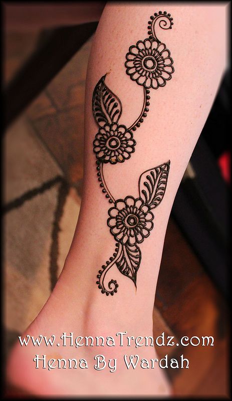 Simple, easy henna idea :) Ephemeral Tattoo, Round Mehndi Design, Henne Tattoo, Henna Flower Designs, Cute Henna Tattoos, Leg Henna, Cute Henna, Tato Henna, Finger Henna