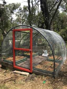 Easy Tips to Build a DIY Trampoline Greenhouse Trampoline Greenhouse, Diy Trampoline, Recycled Trampoline, Garden Tunnel, Old Trampoline, Simple Greenhouse, Cheap Greenhouse, Outdoor Greenhouse, Backyard Trampoline