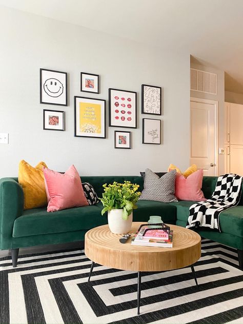 Black White And Color Living Room, Home Decor Simple Ideas, Emerald Green Couch Decor, Colour Living Room, Emerald Green Couch, Living Room Design Green, Colorful Living Room Decor, Green Couch Living Room, Velvet Sofa Living Room