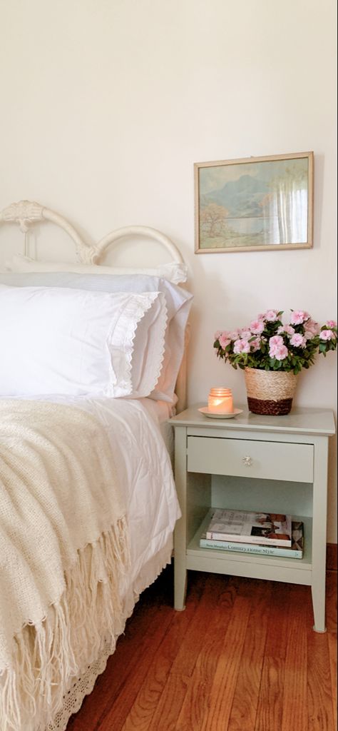 Wildflower Inspired Bedroom, Feminine Cottage Decor, Pastel Vintage Bedroom, Southern Chic Bedroom, White Floor Bedroom Ideas, Classic Romantic Aesthetic, Coastal Grand Millenial Bedroom, Romantic Home Decor Style, Clean Cozy Apartment Aesthetic