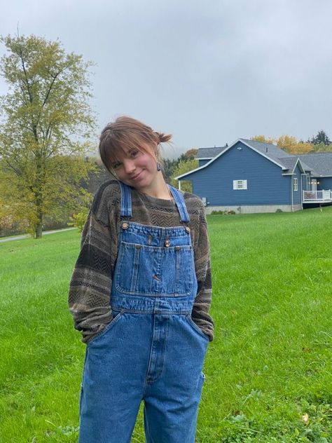 Sweater Over Overalls, Overalls With Tee Shirt, Oversize Dungarees Outfit, Overalls Outfit 90s Aesthetic, Vintage Dungarees Outfit, Baggy Overalls Aesthetic, Blue Denim Overalls Outfit, Fall Fits Overalls, Overalls With Button Up Shirt