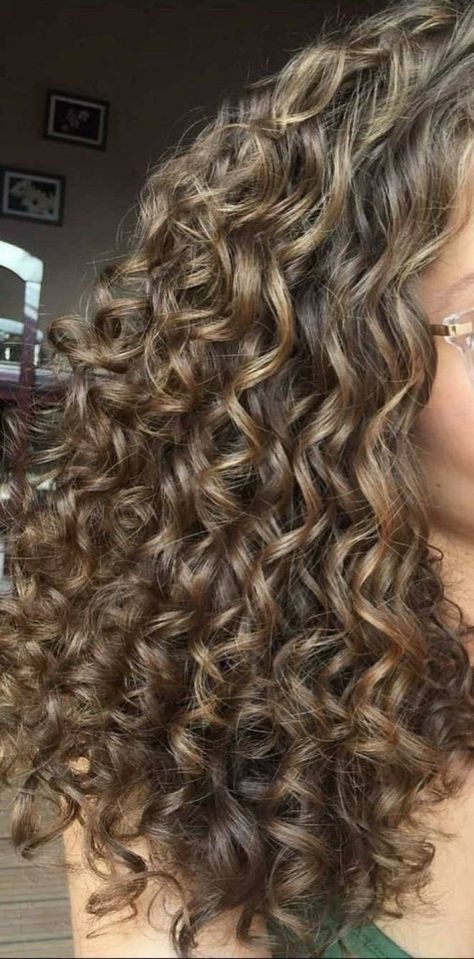 Dyed Curly Hair, Curly Hair Care Routine, Highlights Curly Hair, Curly Hair Photos, Oval Face Hairstyles, Colored Curly Hair, Curly Hair Styles Easy, Hairdos For Curly Hair, Curly Hair Inspiration