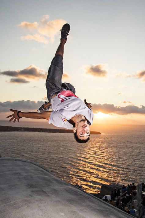 GO GREECE! Early October In Santorini - Dimitris Kyrsanidis won Red Bull's Freerunning Event / https://jldweb.wordpress.com/2015/10/08/santorini-red-bull-art-of-motion-2015/ Parkour Poses, Extreme Parkour, Parkour Moves, Parkour Training, Action Pose Reference, Anatomy Poses, Outdoor Quotes, Figure Poses, Character Poses