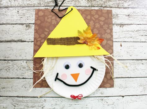 Learn how to make this Scarecrow Paper Plate Craft for Thanksgiving or fall! This kid craft is perfect for preschool and elementary school aged kids. Diy Thanksgiving Crafts, September Crafts, Preschool Crafts Fall, Scarecrow Crafts, November Crafts, Fun Fall Crafts, Fall Arts And Crafts, Thanksgiving Art, Easy Fall Crafts