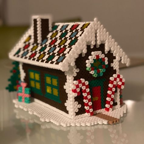 Gingerbread House Perler Beads, Perler Beads Christmas Ideas, Pyssla Ideas Christmas, Perler Bead Gingerbread House, Perler Beads Ideas Christmas, Perler Bead House, Hama Beads Patterns Christmas, Perler Beads Christmas, Easy Perler Beads