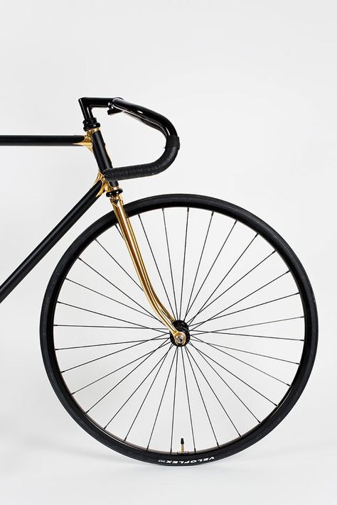 Heritage Paris 007 #bicycle #fixed #black #gear #class #bike #gold #fork Bici Fixed, Velo Vintage, Fixed Gear Bicycle, Fixed Bike, Fixie Bike, Fixed Gear Bike, I Want To Ride My Bicycle, Black Bike, Beautiful Bike