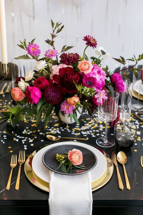 Black and Gold New Years Eve Party Inspiration New Year Table, Tafel Decor, Jewel Tone Wedding, Christmas Tablescape, Beautiful Table Settings, New Years Eve Decorations, Party Table Decorations, Wedding Mood, Eve Parties