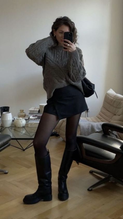 Chic Cool Outfits, Fall Outfits Tights, Mesh Tights Outfit, Fleece Tights Outfit, Black Tights Outfit Casual, Tights Winter Outfit, Tights And Skirt Outfit, Black Skirt Outfit, Fleece Lined Tights