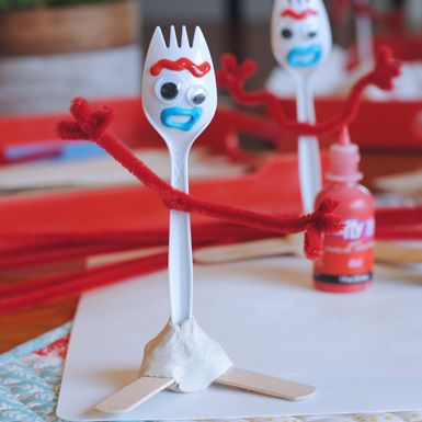 Make Forky from Toy Story 4 with this simple craft tutorial. This is the perfect activity for a Toy Story themed birthday party or movie marathon! Forky from Toy Story 4 Toy Story 4 is the latest installment to the Disn... Toy Story Themed Birthday Party, Disneyland Packages, Toy Story Crafts, Story Crafts, Clay Set, Pipe Cleaner Crafts, Puff Paint, Simple Craft, Sharpie Marker