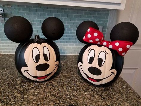 Turn your pumpkins into Minnie and Mickey mouse this Halloween! They were made by Valerie Moreland and she shared her tutorial with us… “I used the craft pumpkins (not real ones) and they actually had them in black. I printed out a picture of Mickey & Minnie’s faces, cut them out and traced them onto … Mouse Pumpkin Decorating, No Carve Pumpkin Decorating Ideas, No Carve Pumpkin, Minnie Mouse Pumpkin, Craft Pumpkins, Halloween Pumpkin Crafts, Carve Pumpkins, Creative Pumpkin Painting, Creative Pumpkin Decorating