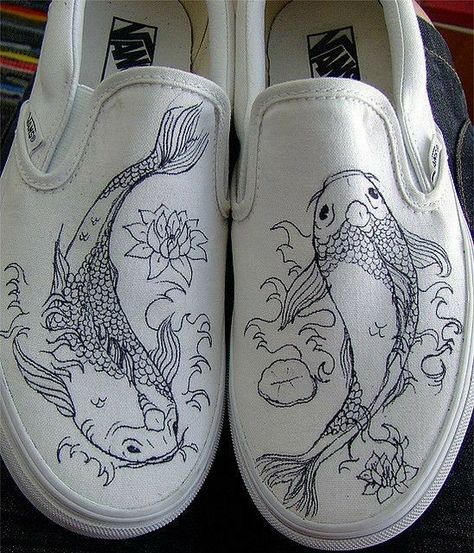 Shoe Painting Ideas Vans, Painted Shoes Diy, Socks Design, Custom Shoes Diy, Painted Sneakers, Shoes Drawing, Painted Jeans, Painted Denim, Painted Clothes