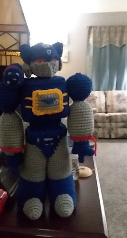 I was requested to make a Transformer named Soundwave for a special little guy for Christmas.  I had never heard of Soundwave, and could not find a pattern I liked. So I looked and pictures and figured it out for myself.  It was a challenge, and I met it. Transformers Crochet, Crochet Transformers, Transformers Names, Soundwave Transformers, Transformers Soundwave, Transformers Funny, Rescue Bots, Transformers Movie, Crochet Things