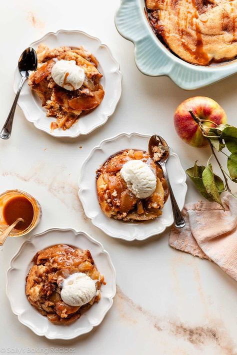 Sweet spiced apples are blanketed with a soft, fluffy topping in this comforting, homestyle cinnamon apple cobbler made from scratch. Give the apple filling a quick pre-cook on the stove, and then top with an easy batter that comes together in 1 bowl. The perfect cozy, comforting fall dessert. Recipe on sallysbakingaddiction.com Apple Cobbler Pie, Cinnamon Apple Cobbler, Apple Cobbler Topping, Healthy Apple Cobbler, Apple Cobbler Recipe, Sally's Baking, Apple Cobbler, Subtle Nails, Vanilla Bean Ice Cream