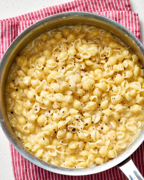 Easy One Pot Mac and Cheese (no draining required) Snowed In Recipes, Snow Day Crockpot Meals, Easy Snow Day Meals, Rainy Day Dinners Families, Snow Day Soup Recipes, Snow Day Recipes Comfort Foods, Snowed In Meals, Snow Day Meals Comfort Foods, Snow Day Food Ideas