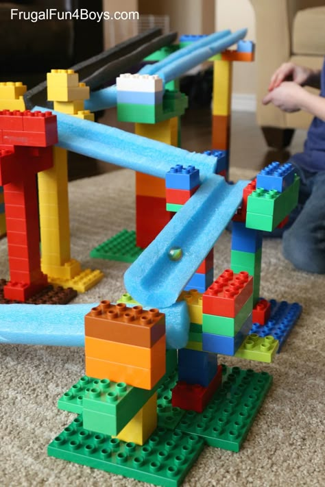 STEM Building Challenge for Kids: Create a LEGO Duplo Marble Run! Pool noodles plus LEGO supports make a great engineering project for kids. Pool Noodle Stem, Lego Stem, Lego Learning, Stem Building, Building Challenge, Pool Noodle Crafts, Marble Runs, Steam Ideas, Lego Challenge