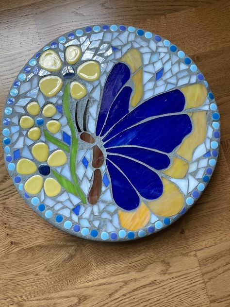 Mosaic Stepping Stones Ideas, Small Mosaic Ideas, Mosaic Painting Ideas, Mosaic Projects Free Pattern, Easy Mosaic Projects For Beginners, Mosaic Stepping Stones Patterns, Mosaic Projects Ideas, Simple Mosaic Art, Butterfly Mosaics