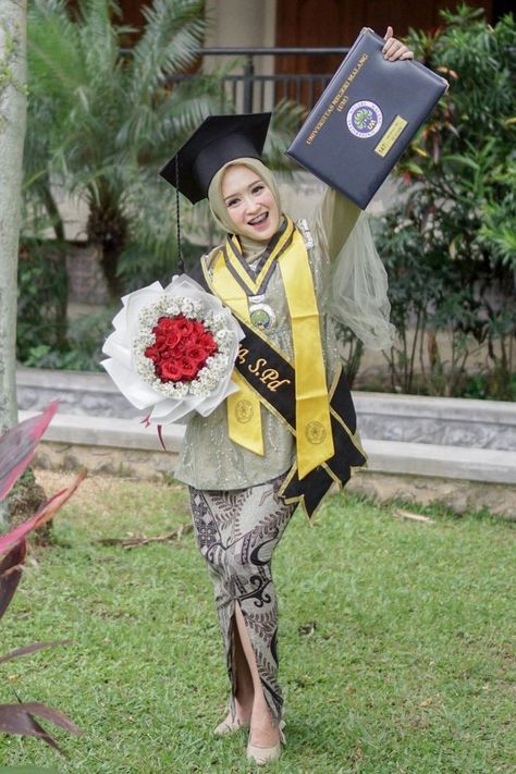 Ootd Wisuda Hijab, Family Photo Studio, Graduation Look, Grad Photography, Graduation Photography Poses, Graduation Poses, Kebaya Muslim, Grad Photoshoot, Graduation Photography