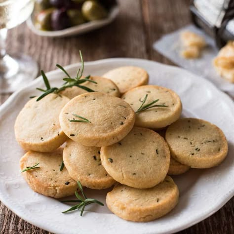 Parmesan Shortbread Biscuit (3 ingredients) Cheese Shortbread, Parmesan Shortbread, Bite Size Pies, Savoury Party Food, Pancakes Nutella, Recipe Tin Eats, Tin Eats, Shortbread Recipe, Savoury Biscuits