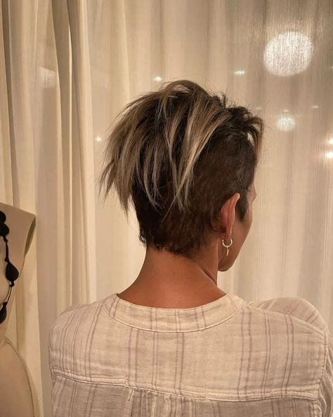 Halle Berry shows off dramatic hair transformation with half-shaved head as fans say ‘no one does short styles’ like her | The US Sun Halle Berry Haircut, Halle Berry Short Hair, Halle Berry Hairstyles, Half Shaved Head, Halle Berry Style, Half Shaved Hair, Half Shaved, Dramatic Hair, Short Brown Hair