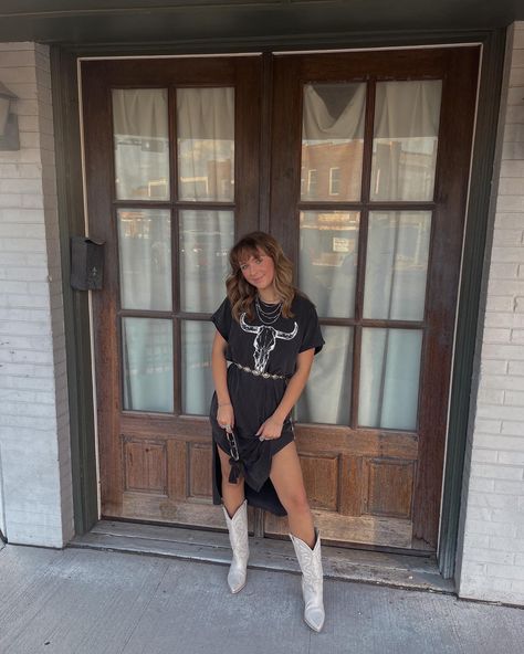 T Shirt Dress Western Outfit, T Shirt Dress With Cowgirl Boots, Tshirt Dress Western Outfit, Western Graphic Tee Dress, Oversized Tshirt Dress Weetern, Tshirt Dress Outfit, Cowgirl Outfit, Country Concert Outfit, Country Concerts