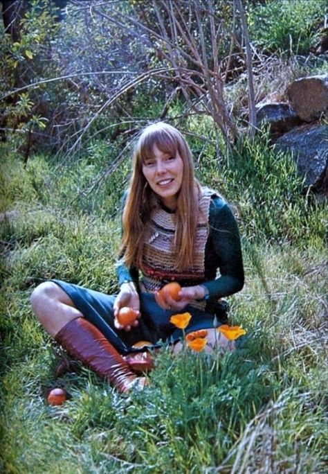 Joni Mitchell, 1971 Laurel Canyon 70s, Laurel Canyon 1960s, Laurel Canyon Aesthetic, Joni Mitchell Aesthetic, 70s California, Henry Diltz, Retro Pics, Cactus Tree, Joni Mitchell