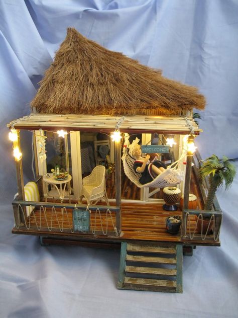 Tiki Hut, Glitter Houses, Miniature Diy, Fairy Garden Diy, English House, Barbie House, Miniature Houses, Miniature House, Miniature Fairy Gardens