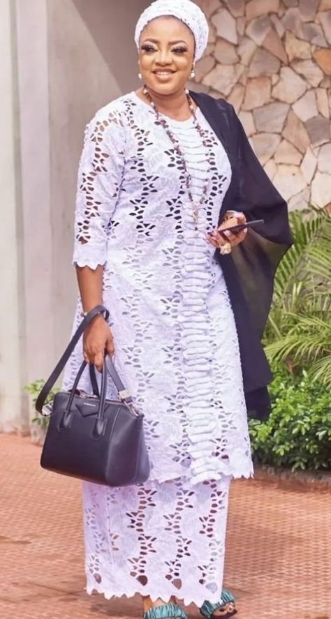 White Lace Boubou Styles For Women, Lace Boubou Styles For Women, Women Gown, Lace Dress Classy, Boubou Styles For Women, White Range, African Lace Styles, Lace Gown Styles, Afrikaanse Mode