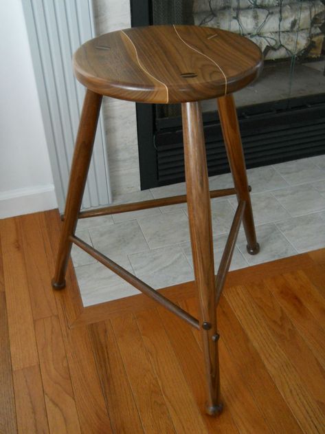 Building a Three Legged Stool | Woodworking Project 2x4 Bar, Black Dining Table Set, Diy Bar Stools, Three Legged Stool, Wood Stools, Diy Stool, Shop Stool, Wooden Stool, Wood Works