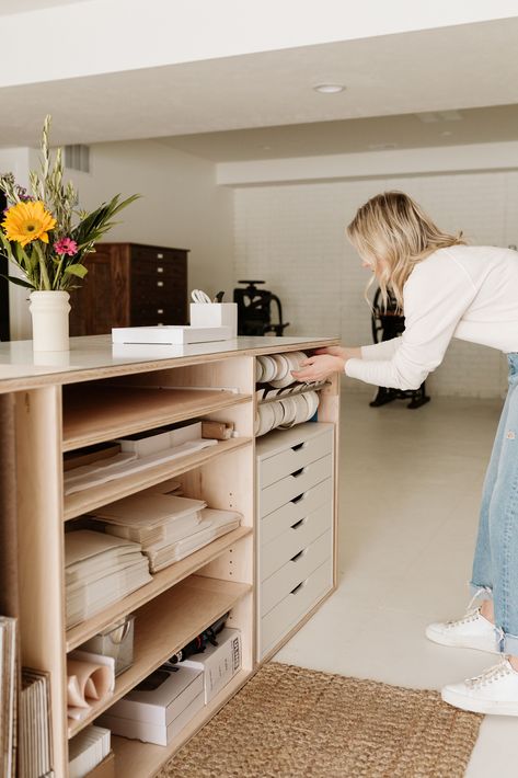 Office Packing Station, Workplace Design Office Work Stations, Letterpress Studio, Houseplant Collection, Studio Workspace, Home Bar Ideas, Flower Shop Interiors, Florist Studio, Design Studio Workspace