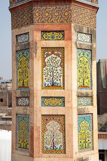 Floral and geometric fresco work on pillers of minarets of Wazir Khan  Mosque. Masjid Wazir Khan Lahore, Wazir Khan Mosque Patterns, Masjid Wazir Khan Motifs, Islamic Motifs Design Geometric Patterns, Wazir Khan Mosque Motifs, Indian Mosque, Mosque Calligraphy, Jharokha Art, Pakistani Pattern