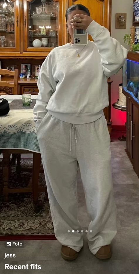 Cream Sweatsuit Outfit, Cream Sweats Outfit, Comfy Cool Outfits, Winter Street Wear Outfits, Comfy School Outfits Sweatpants, Casual Airport Looks Women, All Brown Outfit Black Women, Cute Sweatpants Outfit Winter, Winter Sweatpants Outfit